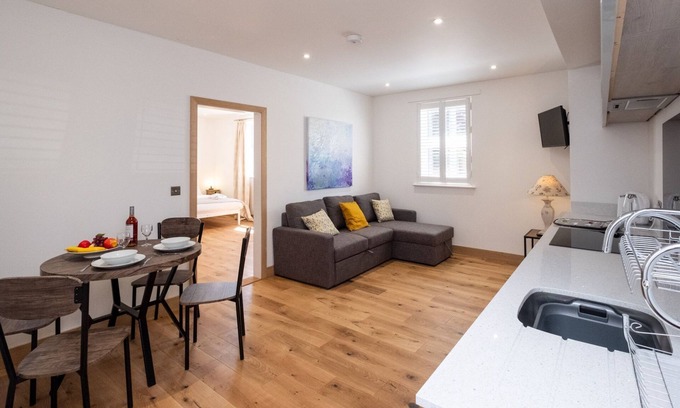 Pettistree Cabaña | Hazel - Three Tuns Apartments, Pettistree