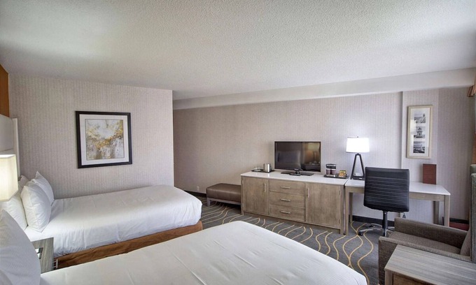 South Portland Hotel | Three Units Close to Downtown Portland | Hotel w/ Indoor Pool & Free Breakfast