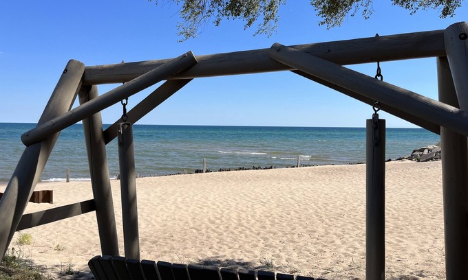 Oscoda Complejo | Three bedroom Beach cottage on the shore of Lake Huron