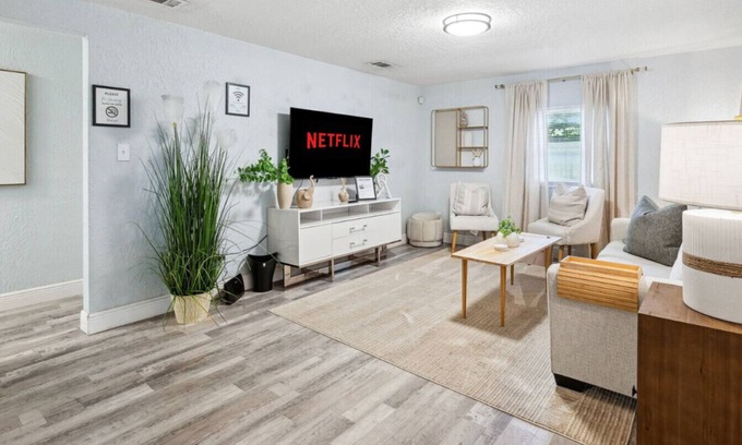 Zephyrhills Casa | Thrilling Skydive Haven: Modern, Cozy Retreat Near Tampa