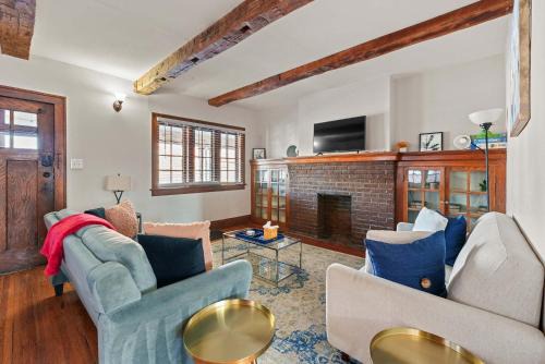 Clintonville Casa | Tibet Twins 1 Cozy Stay for 6