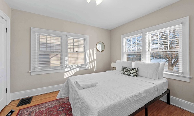 Clintonville Casa | Tibet Twins 2 Retreat for 6
