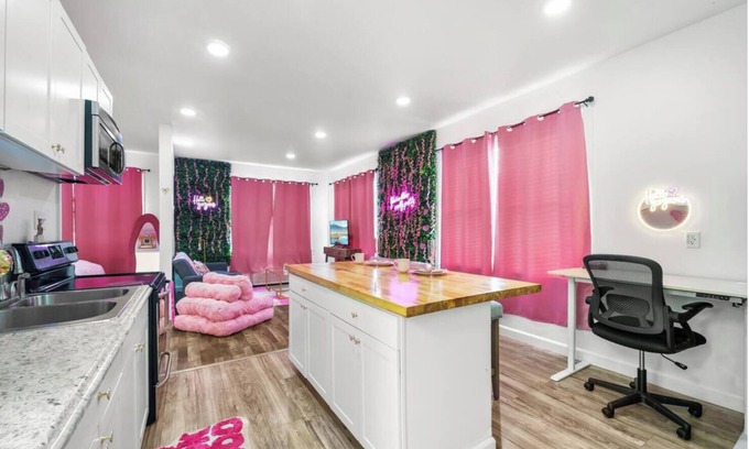 Marlinton Apartamento | Tickled Pink – A Fun & Fabulous Stay!