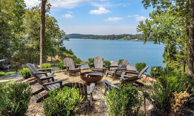 Northport Casa | Tide & Tranquility: Modern Lake Tuscaloosa Gem