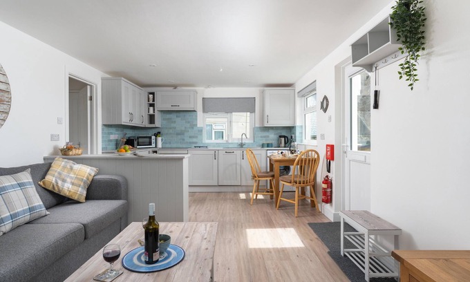 Marazion Apartamento | Tide View - stylish apartment with sea views and parking, moments to the beach
