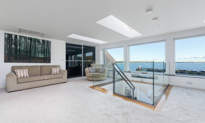 Port St Mary Casa | Tides View - a holiday cottage that sleeps 6 guests in 3 bedrooms