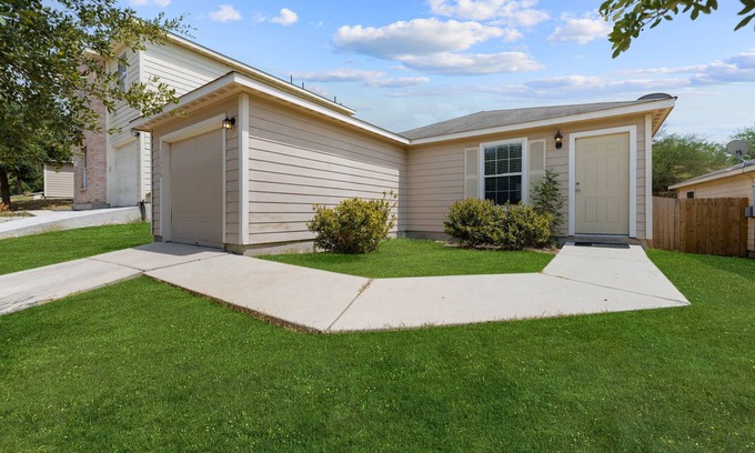 San Antonio Casa | Tidy 2 Bedroom home Near Lackland AFB, Sea World