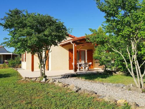 Quillan Casa | Tidy bungalow with dishwasher on a green domain