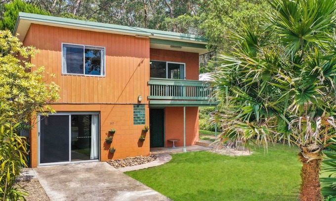 Manyana Casa | Tidy retro house located within walking distance to Manyana Beach