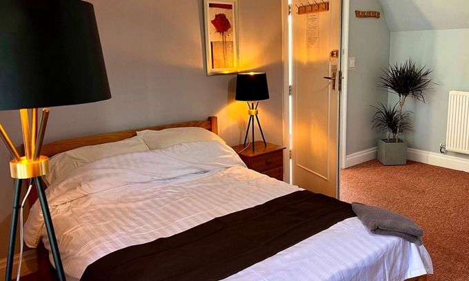 Hull Apartamento | Tidy rooms above period local pub