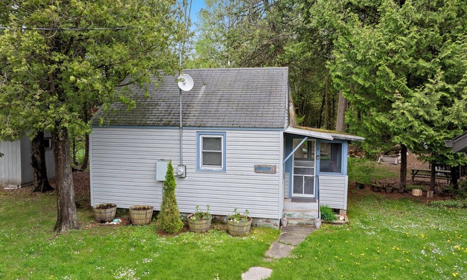 Baileys Harbor Cabina | Tiger Lily Cabin on Kangaroo Lake- Dog Friendly, playground, fire pit