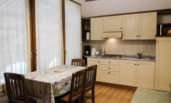 Longare Apartamento | Apartamento Tigli con dos dormitorios y un baño en el segundo piso con ventana de vidrio de 4 metros (apartamento 6)