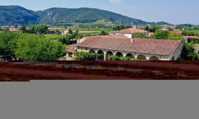 Longare Apartamento | Tigli apartment with two bedrooms and one bathroom on the second floor with 4 metre glass window (apartment 6)