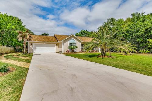 Navarre Casa | Tiki Bliss Pool & Resort Vibe