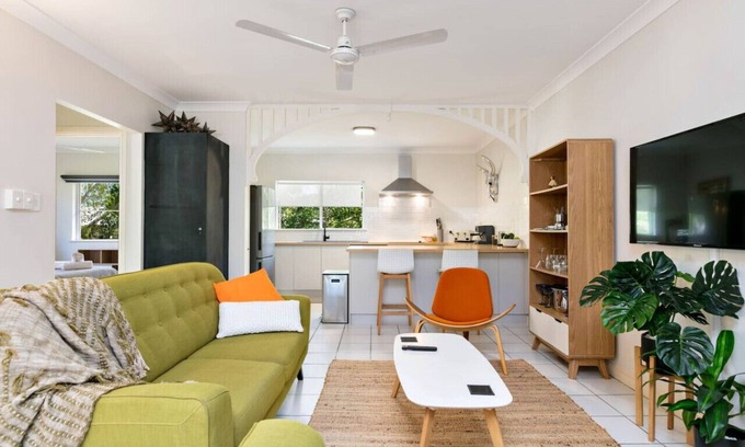 Bungalow Condominio | Tiki Dreams: Charming Cairns Retreat with Pool, Balcony & Easy Access to the City Center