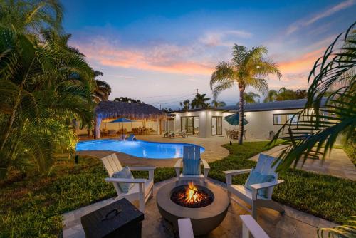North Corals Casa | Tiki Hut Paradise Mins to Beach w Fire Pit