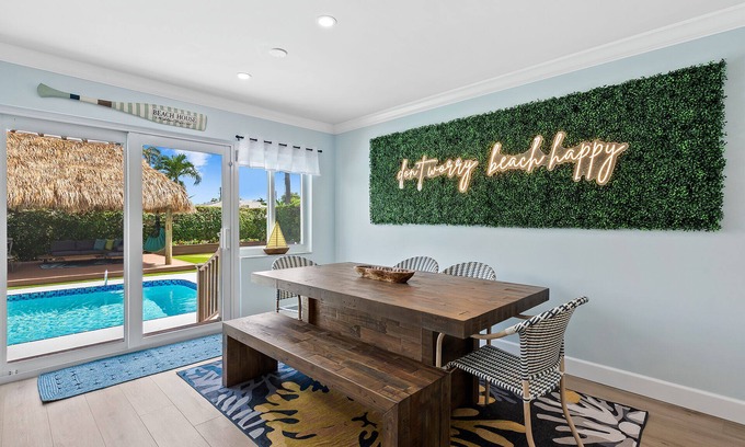 Dania Beach Casa | ⛳️ TIKI PARADISE! Pool, putting green, arcade, kids’ playset!