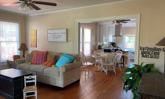 Brunswick Cabaña | Tillman Cottage, Charming 3-bedroom cottage in Brunswick, accepting pets