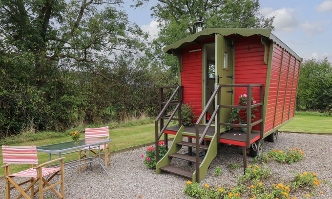 Llanfihangel Tal-y-llyn Cabaña | TILLY GYPSY-STYLE CARAVAN HUT, pet friendly in Llangorse