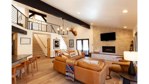 Taos Ski Valley Casa | Timber Crest Retreat - Hot Tub - Satellite - Washer - Dryer - Fireplace - Grill - Firepit - Garage Access