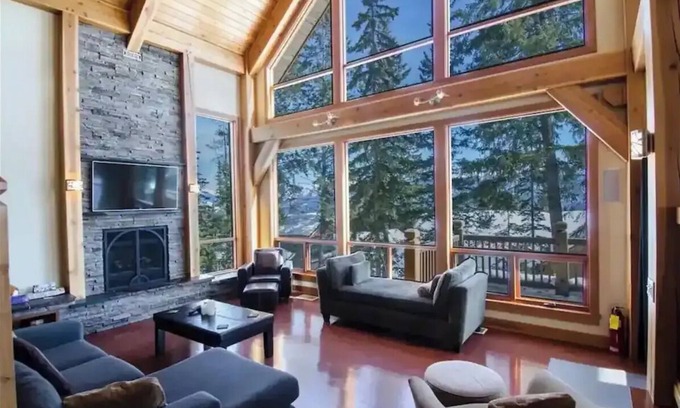 Golden Chalet De Esquí | Timber frame chalet with vaulted ceiling and great views ,ski in ski out