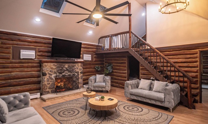 West Milford Cabina | Timber Lodge: Hot Tub, Fireplace & Fun for All !
