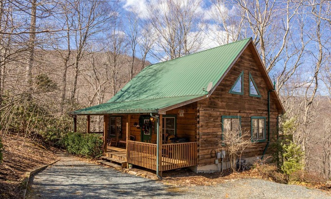 Todd Cabina | Timber Lodge - Private, Serene Cabin with Game Room for Kids