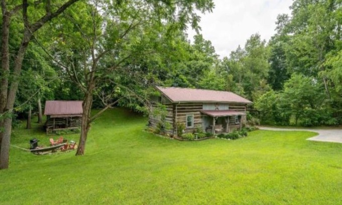 Bluff City Cabina | "Timber Lodge", Rustic 4BR Log Cabin + Guesthouse