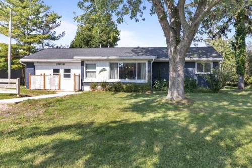 Douglas Casa | Timber Lodge - Short distance to downtown, beaches, and breweries