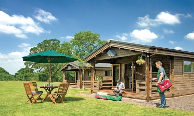Cullompton Chalet De Esquí | Alojamiento de 2 habitaciones en Kentisbeare, Nr Cullompton