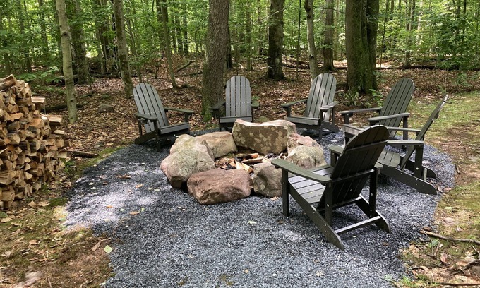Pocono Pines Casa | Timber Trails Cabin on large wooded lot in the Lake Naomi Club in the Pocono’s