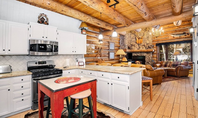 Timbercreek Lodges Cabina | Timbercreek #8b 2 Bedroom Home by RedAwning
