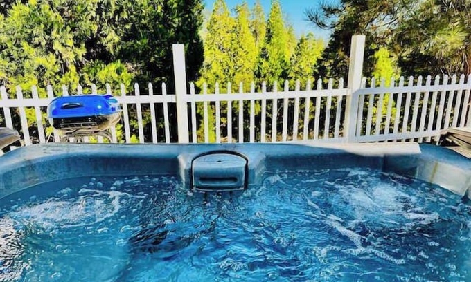 North Fork Apartamento | Timberview Suite-Hot Tub-Forest Views-Sleeps 2
