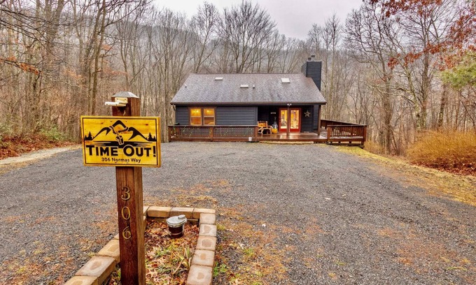 McHenry Cabina | Time Out! Hot Tub! Fire Pit! New Deck, sleeps 10+