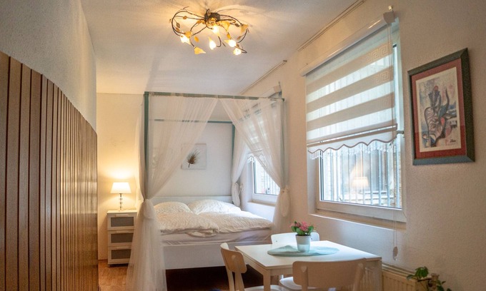 Matzleinsdorf Apartamento | Timeless 2BR Near Downtown