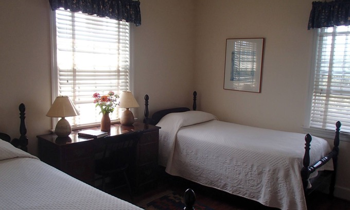 Virginia Beach Condominio | Timeless 3-bedroom oceanfront condo featuring modern comforts and quiet location