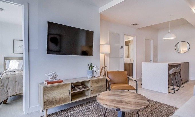 Hillhurst Condominio | Timeless & Contemporary Condo in Kensington with Large Patio