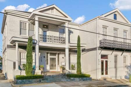 Saint Thomas Development Apartamento | Timeless Elegance Historic NOLA Haven 2BD