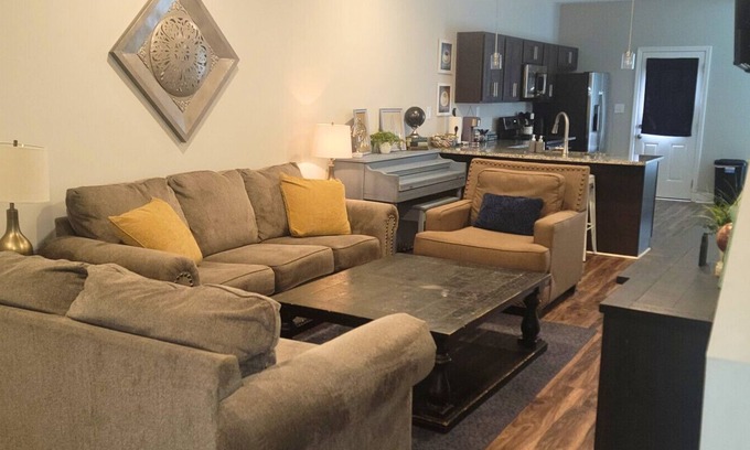 Clarksville Condominio | Timeless Escape – Modern Comfort Near Nashville Free Wi-Fi and Parking