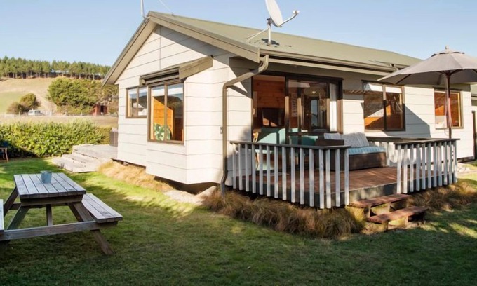 Waimarama Cabaña | TIMEOUT COTTAGE - WAIMARAMA HOLIDAY HOME, with a garden in Waimarama