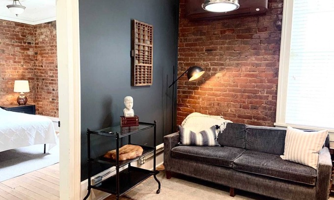 Sweetwater Apartamento | Tin W Suite-Remedies Inn, downtown historic