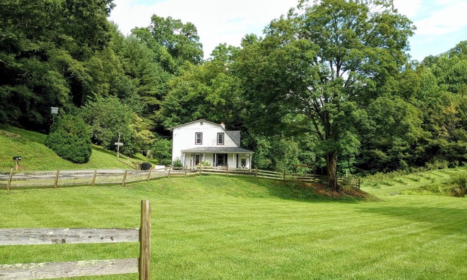 Roan Mountain Otro | Tinker Valley Farmhouse – Fall Colors, Farm Animals & Quiet Country Comfort