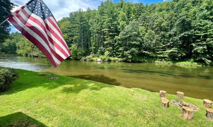 West Jefferson Casa | Tiny Ashe Cabin-Riverfront, Firepit, Kayaks, Wifi, Small Dog Friendly, Grill