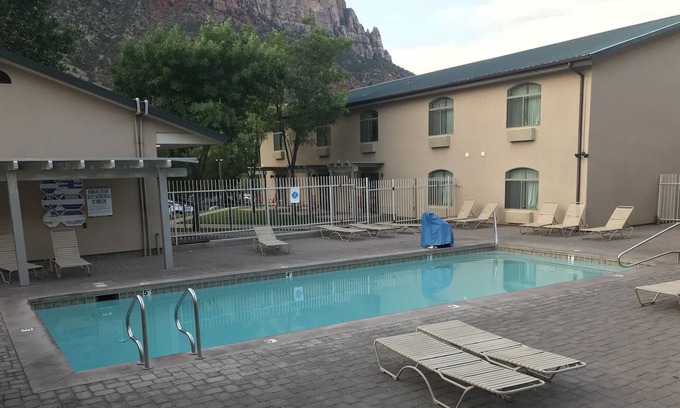 Zion National Park South Entrance Cabina | Tiny Cabin at the Scenic Zion National Park