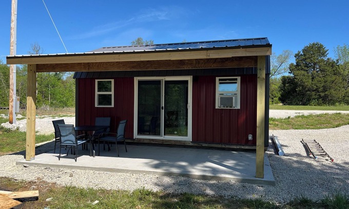 Monroe City Cabina | Tiny cabin set in back of the property. Great for a quiet couples getaway.