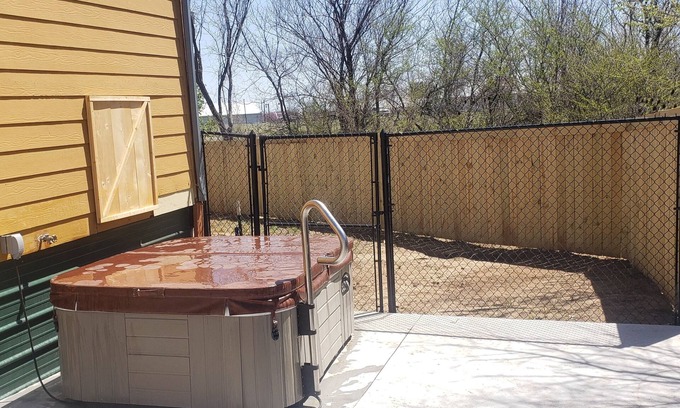Tulsa Cabina | Tiny Cabin with Private Hot Tub on Acres