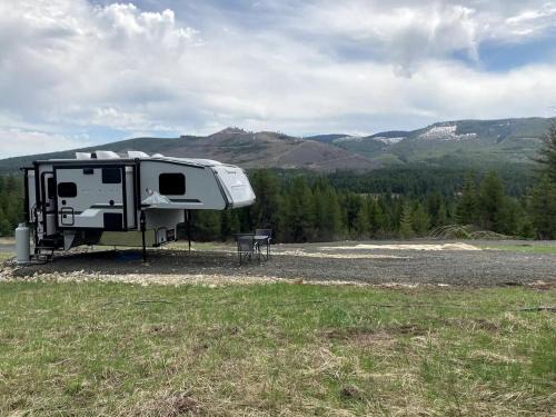 St. Maries Casa | Tiny Caravan Great for Couples with Landscape Views in Idaho