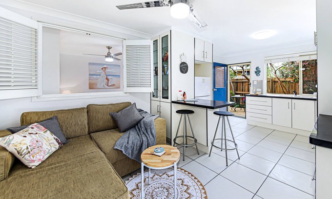 Coolum Beach Apartamento | Abajo, planta baja, piso de la abuelita, entrada privada totalmente independiente.