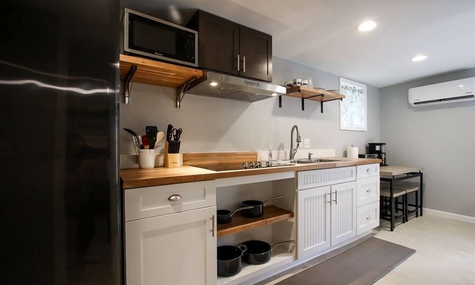 Midtown Cabaña | Tiny Cottage, Live with Pets in Central Savannah