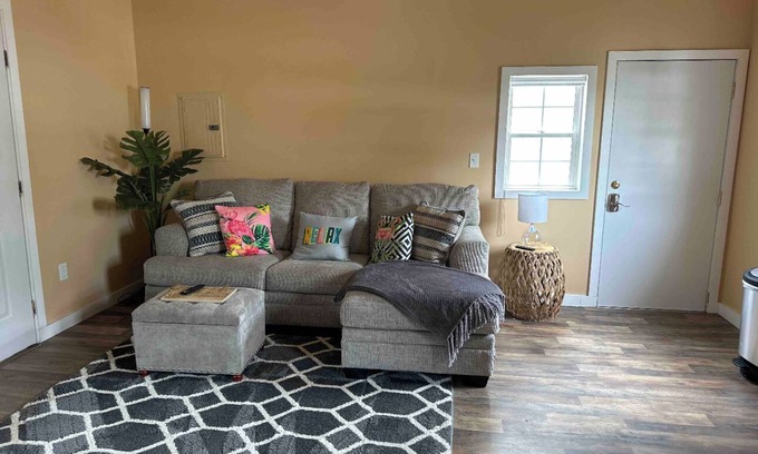 Pawhuska Casa | Tiny Flamingo's Nest - Cottage Near Pioneer Woman Mercantile - Pet friendly!
